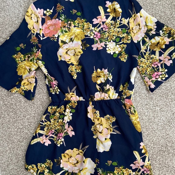 NWOT! FLORAL LACE ROMPER - Picture 4 of 4
